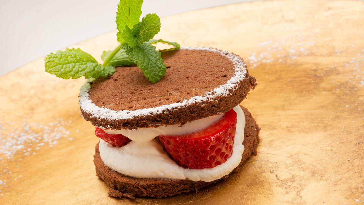 bizcocho de chocolate relleno de fresas y nata xl