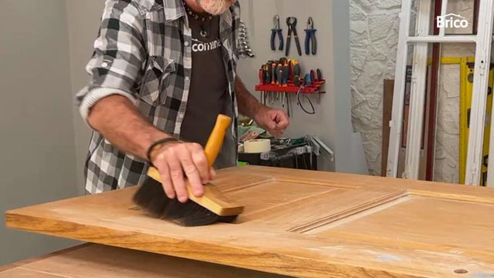 Como pintar una puerta de madera con pistola paso 3