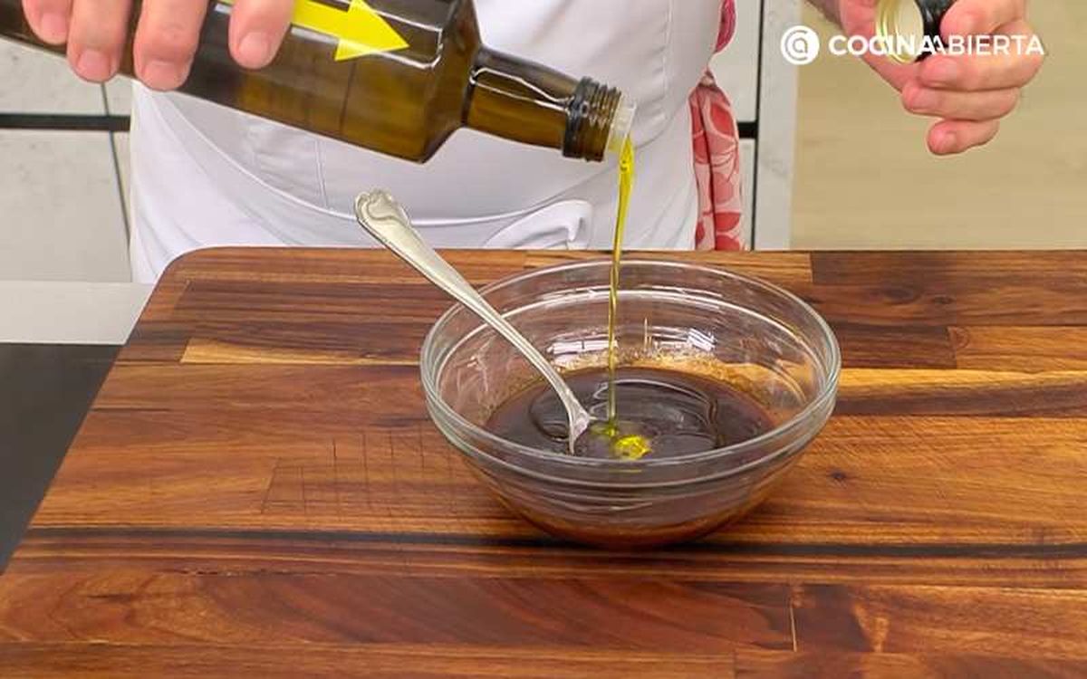 Añade aceite de oliva a la vinagreta y mezcla bien