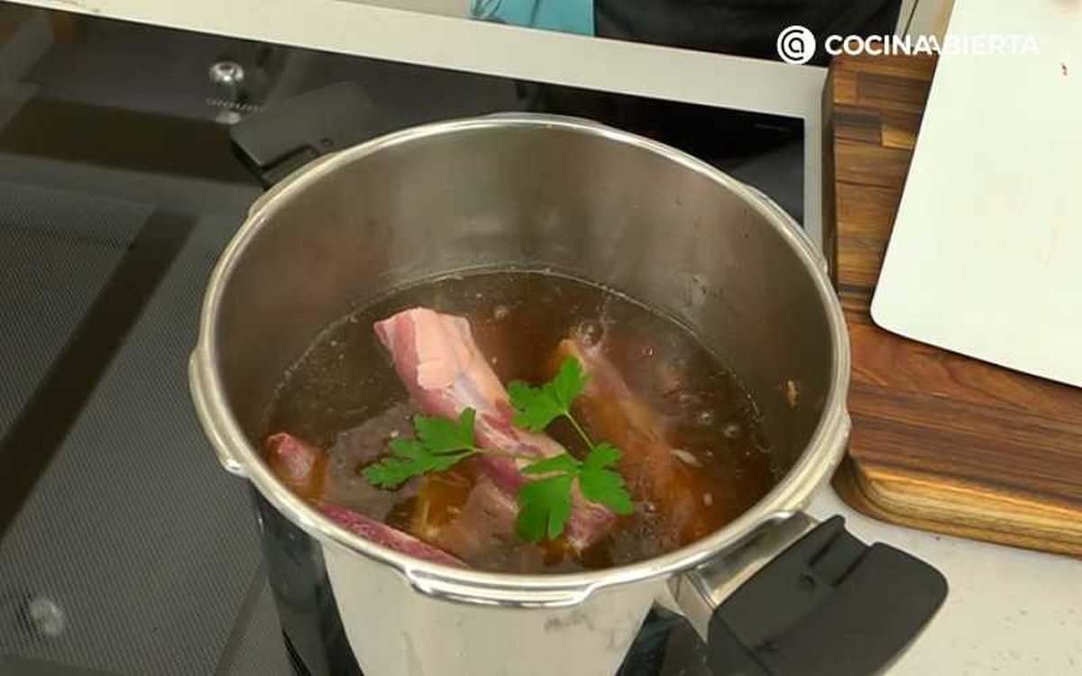 Cuece las costillas de cerdo