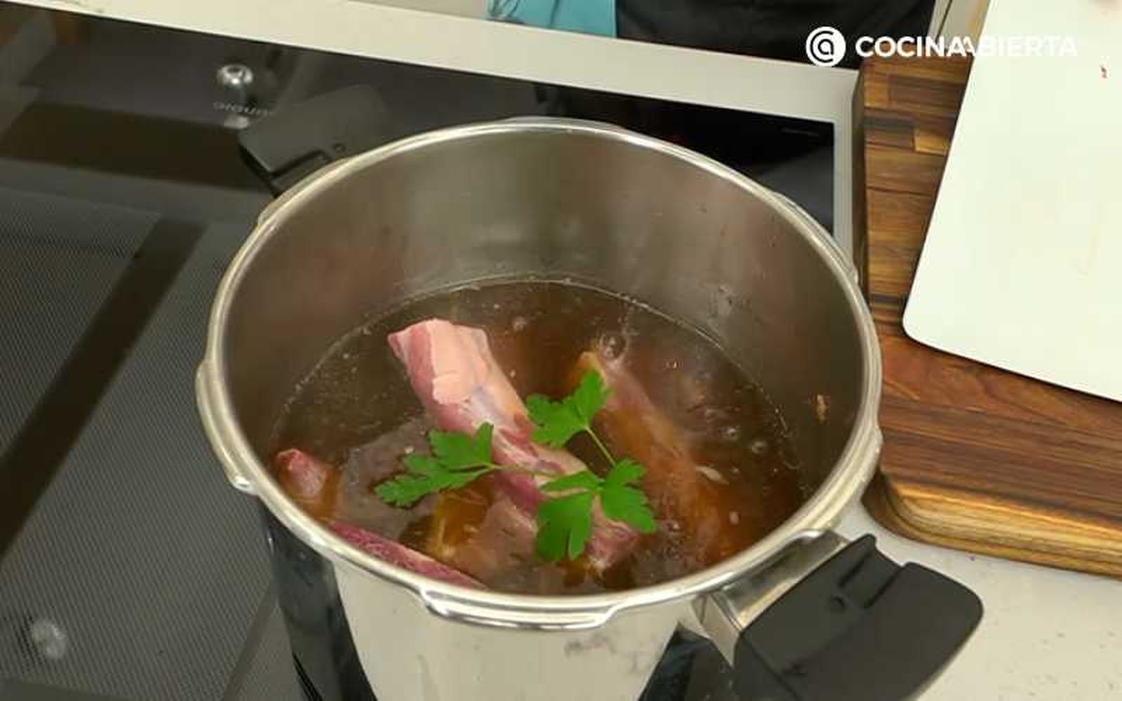 Cuece las costillas de cerdo