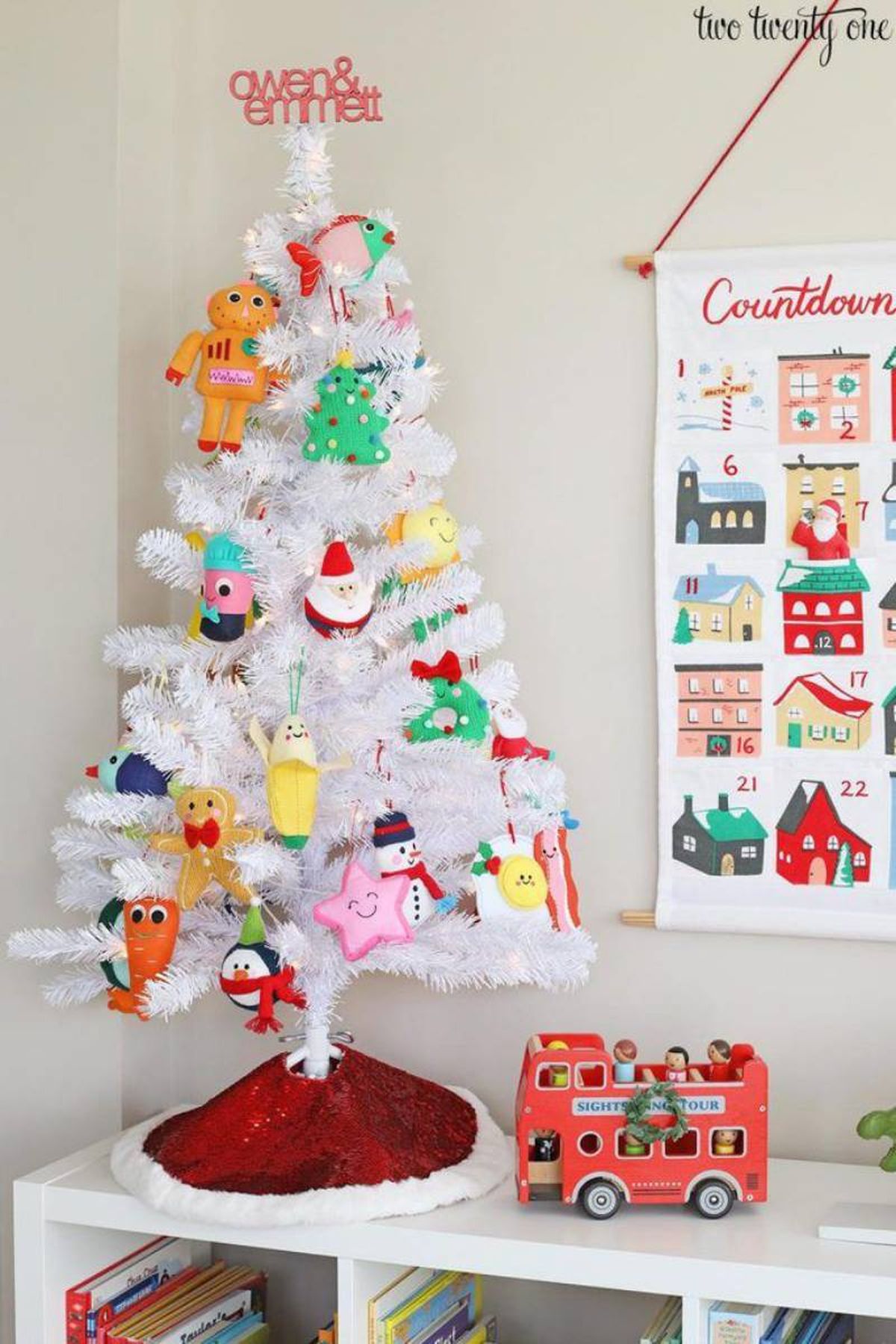 Rincón navideño para niños blanco con árbol pequeño y colorido.