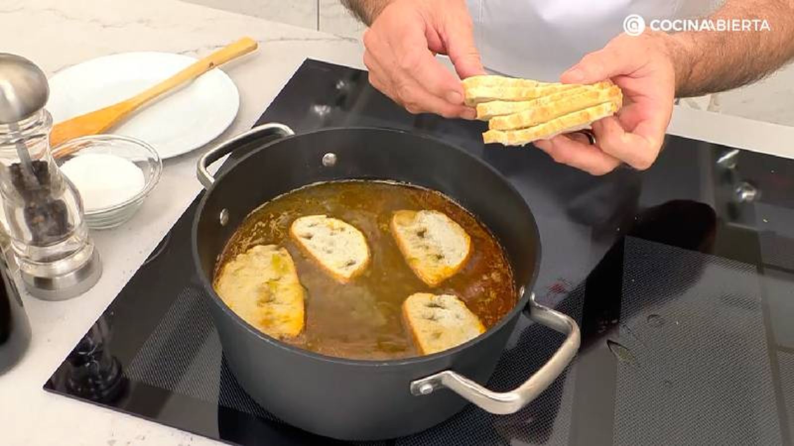Cuela el caldo, añade el pimiento machacado y rebanadas de pan