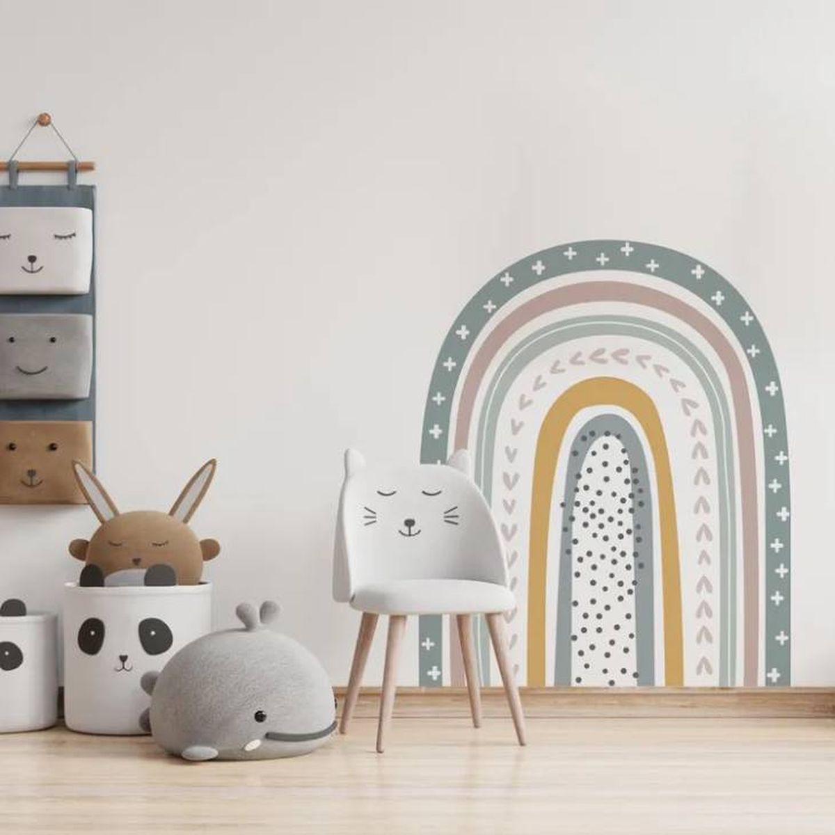 Dormitorio infantil con vinilo de arcoiris.