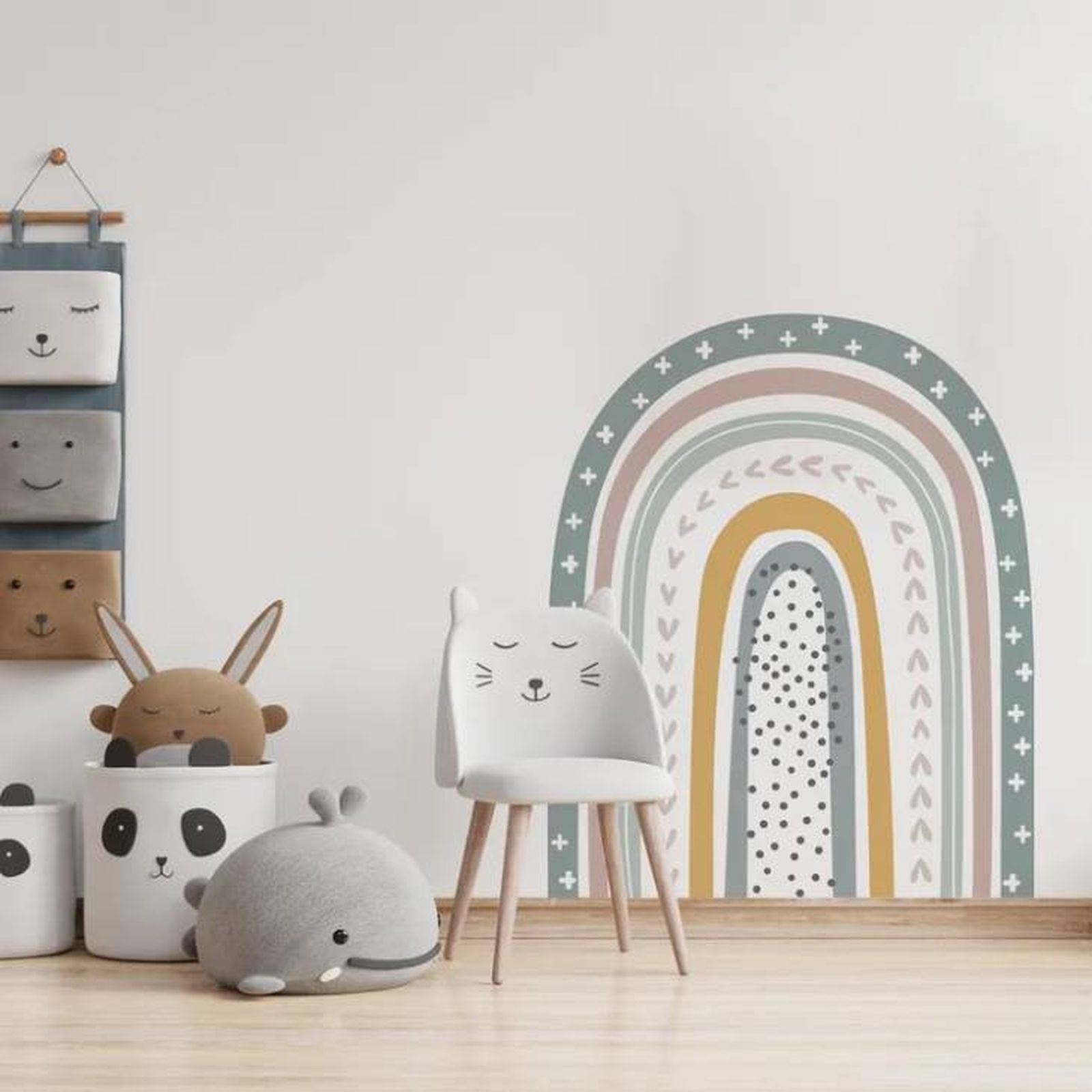 Dormitorio infantil con vinilo de arcoiris.