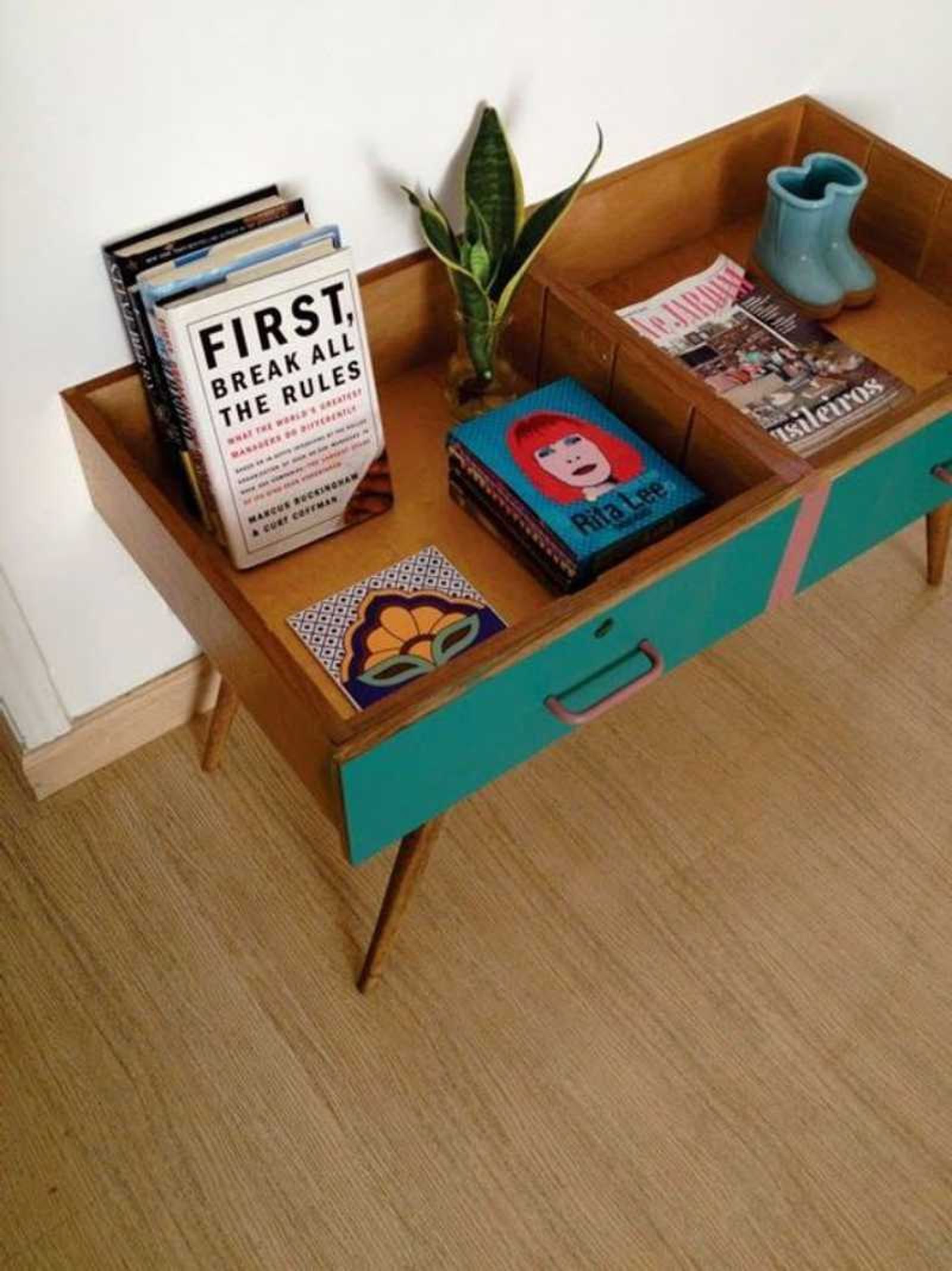 Mesa auxiliar hecha con un cajón de madera para decorar el salón. / Pinterest enfemenino