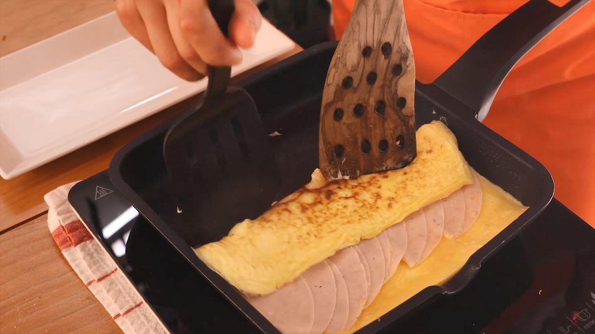 Receta de bocadillo de tortilla, aguacate y pavo  paso 3