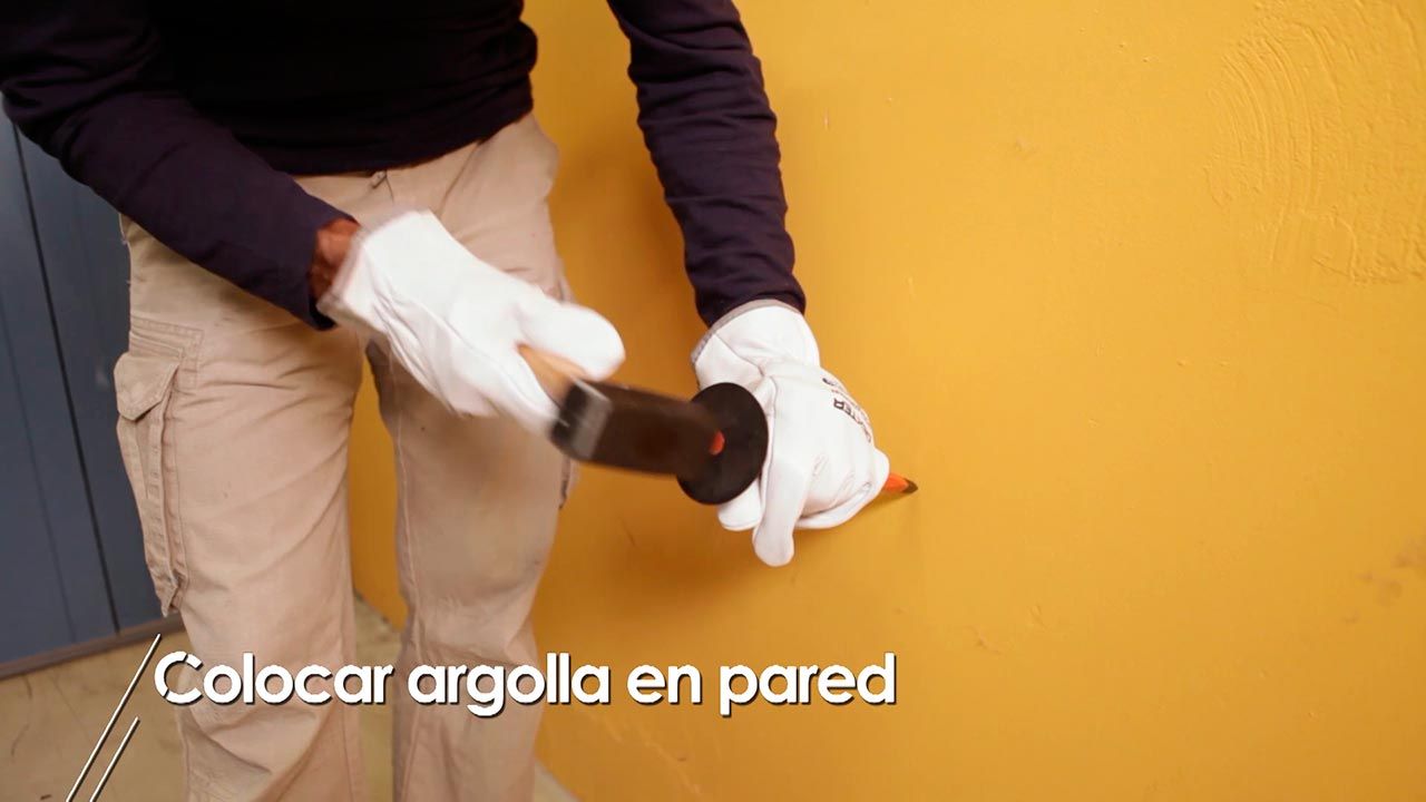 Cómo colocar una argolla en la pared paso 1