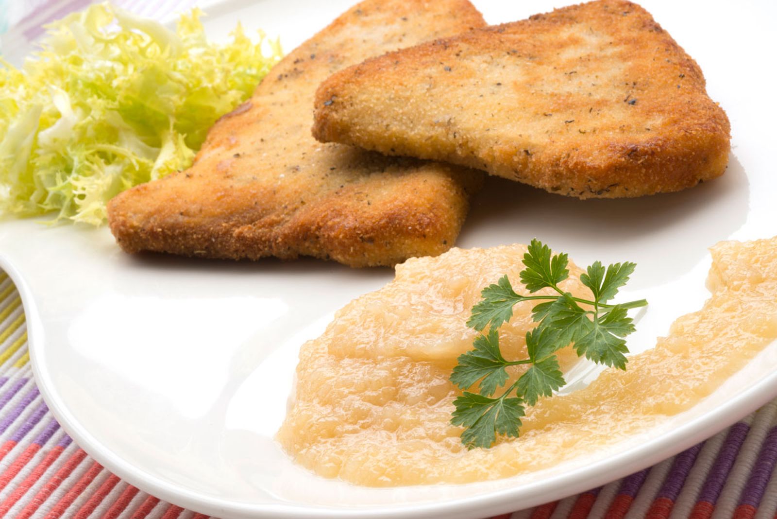 5268 Escalopes de pez espada con salsa de cebolla y manzana (653) xl