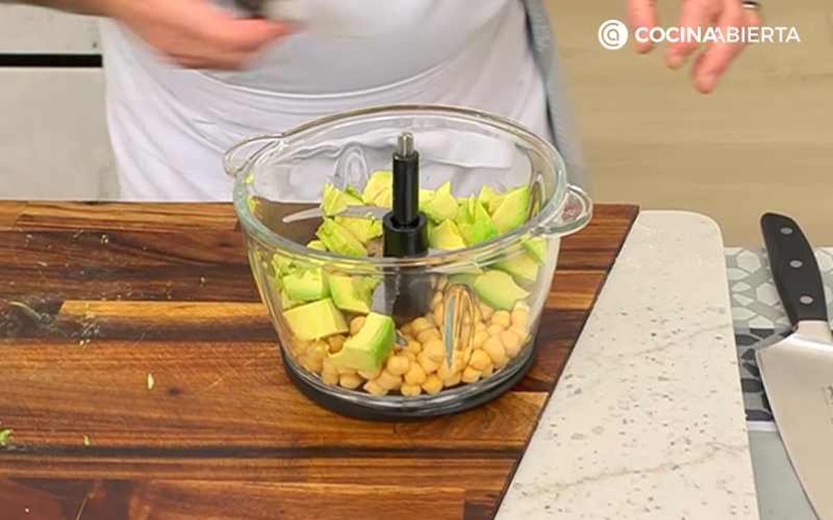 Incorpora el aguacate troceado