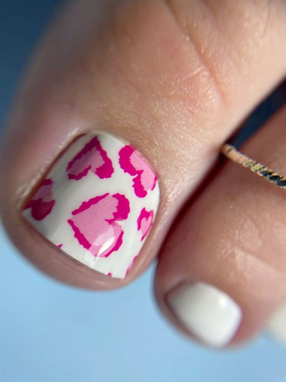 Pedicura en blanco con corazones en fucsia