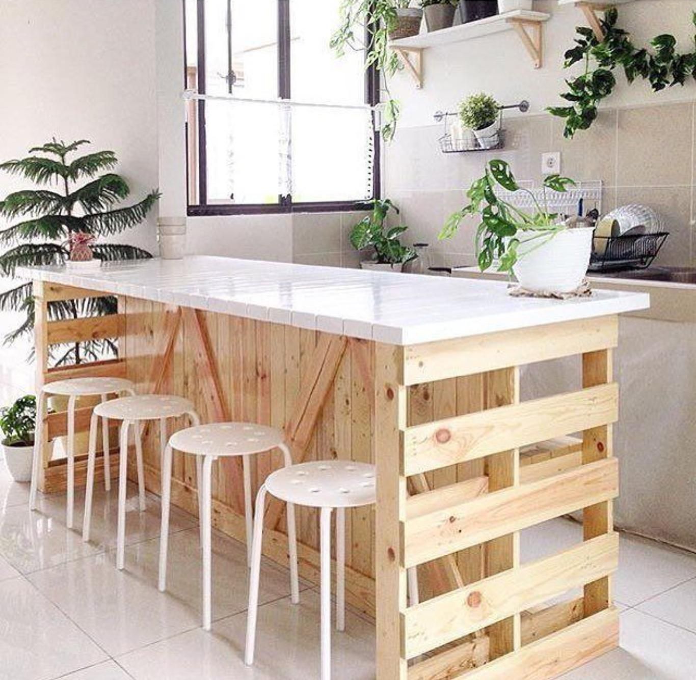 Isla de cocina hecha con palets.