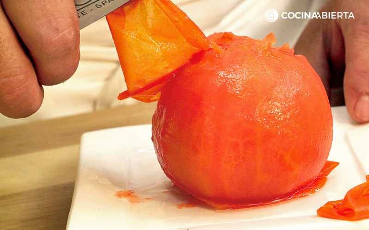 Pela el tomate escaldado