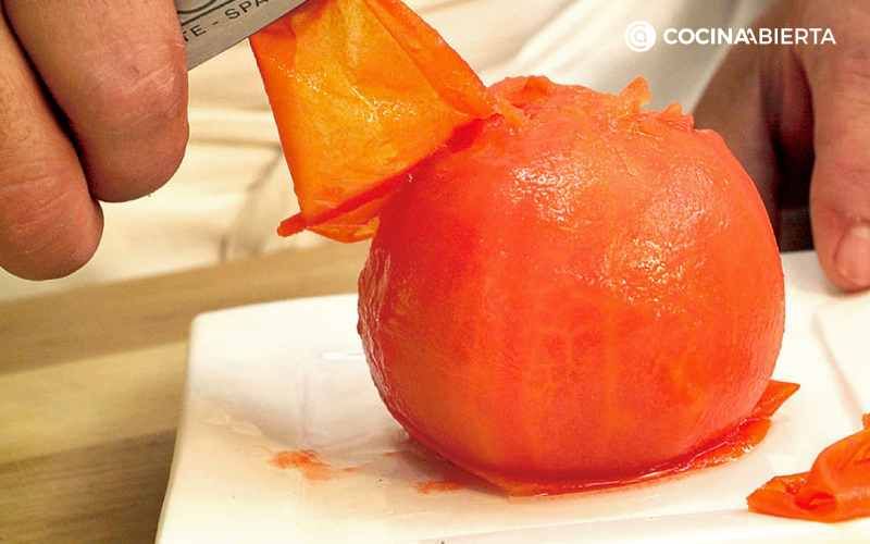 Pela el tomate escaldado