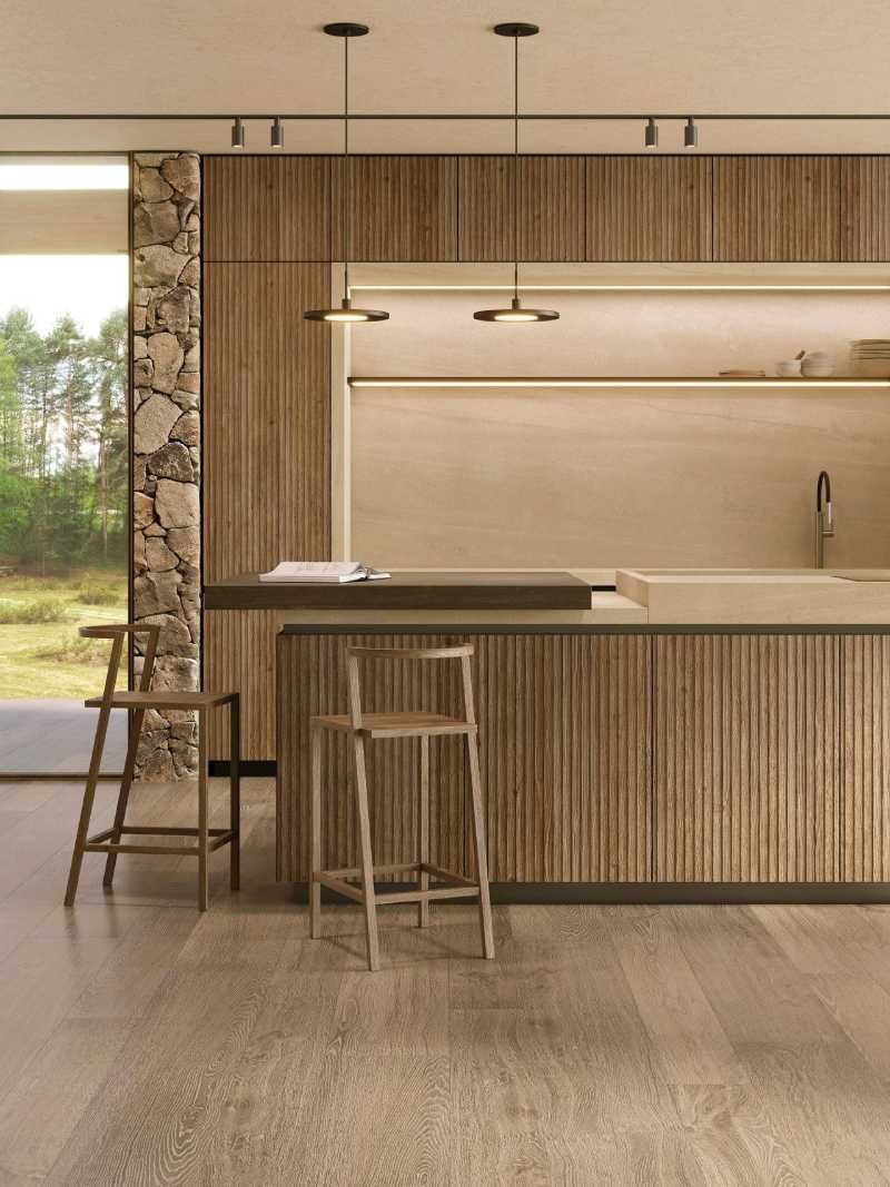 Cocina con suelo porcelánico de imitación a madera.
