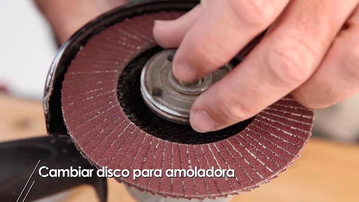 Como se coloca el disco en la amoladora paso 2