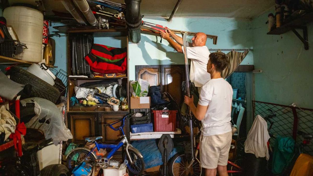 Padre e hijo ordenando un trastero.