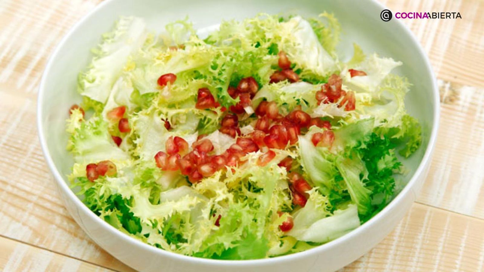 La ensalada de escarola y granada es una receta fresca y saludable para el otoño