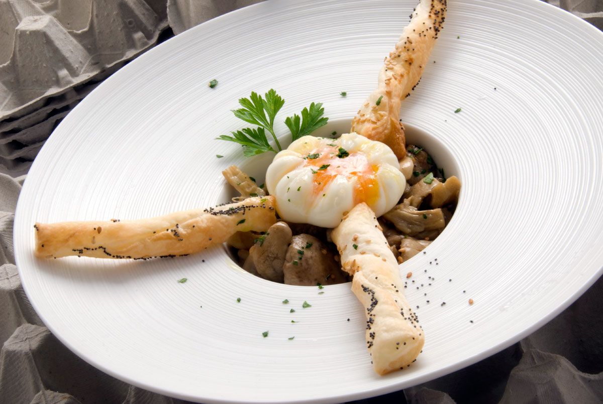 388 Huevo flor con setas de primavera y lazos de hojaldre (5003) H xl