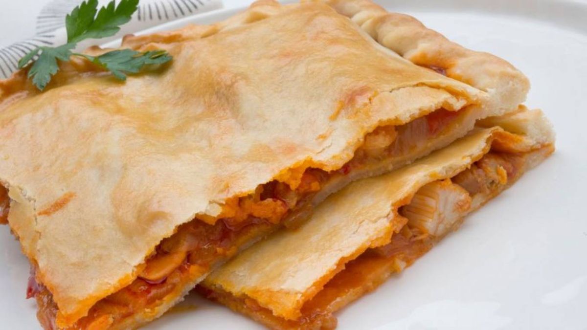 El sabor de la tradición gallega en cada bocado: empanada de zamburiñas.