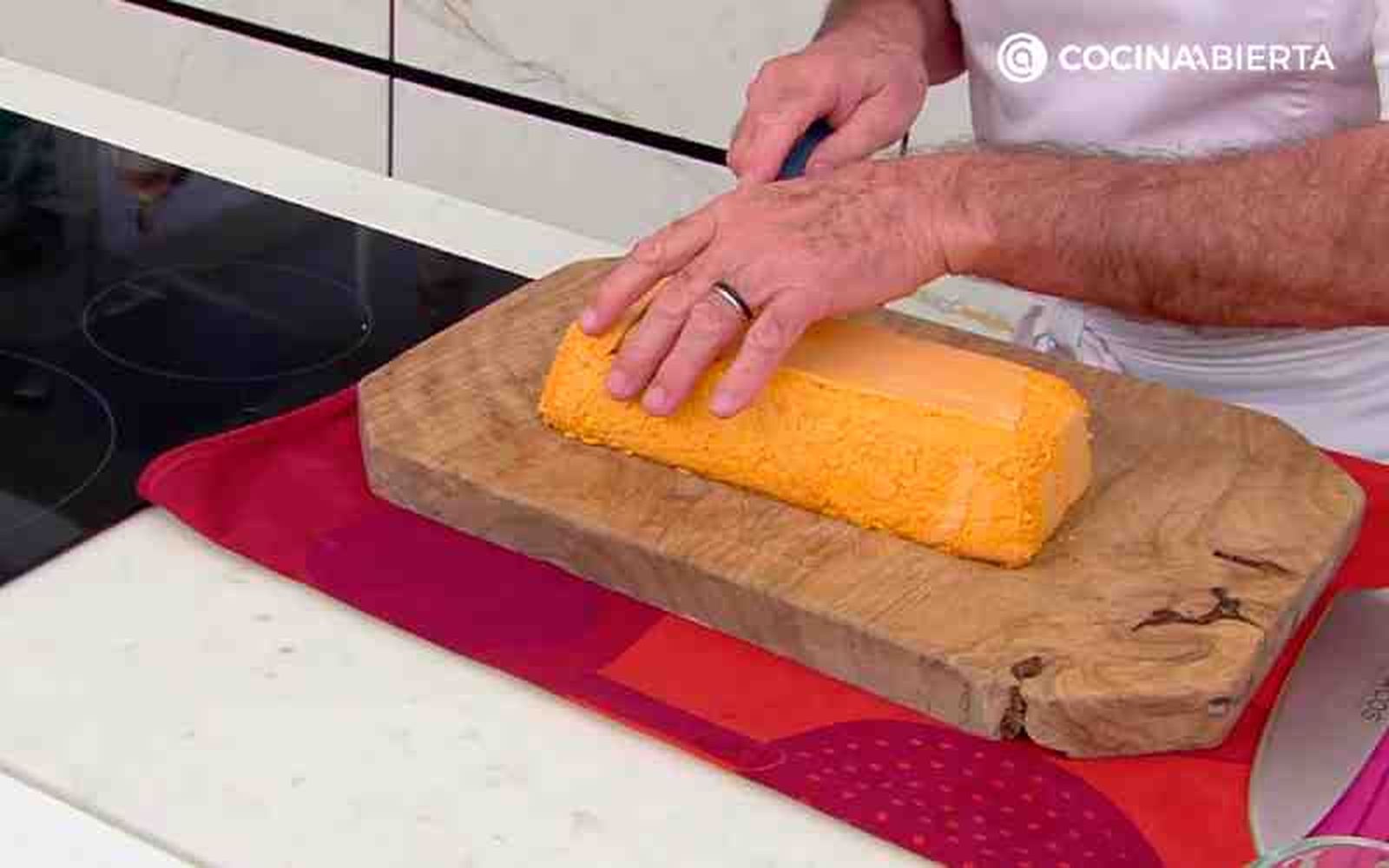 Antes de cortarlo, deja que el pastel repose