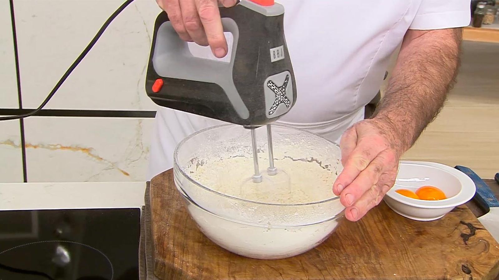 KARL66580320 rabas con salsa picante receta karlos arguinano paso1