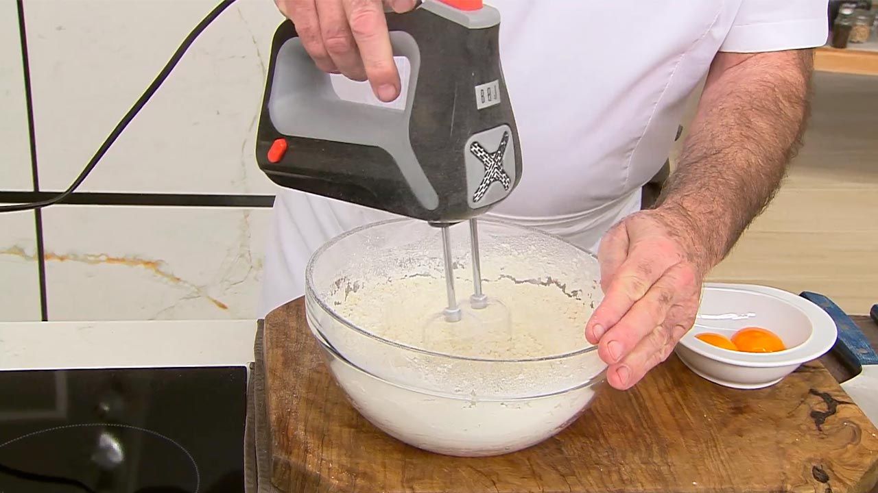 KARL66580320 rabas con salsa picante receta karlos arguinano paso1