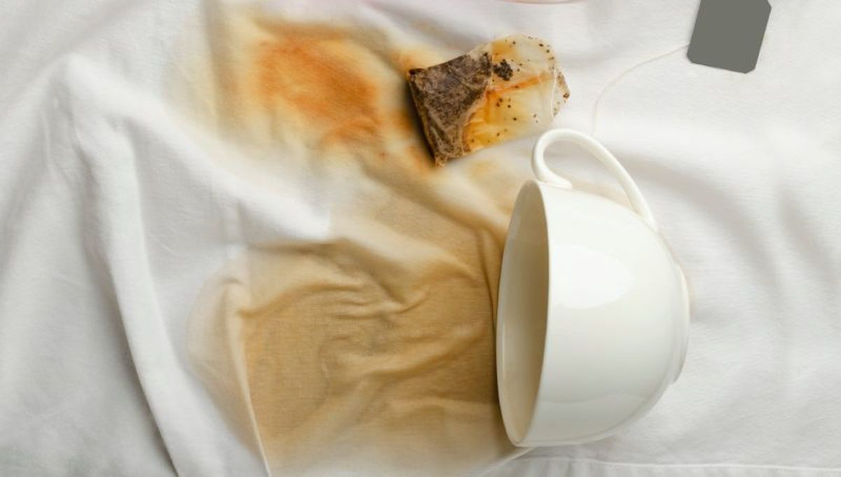 Mancha de té en textil de color blanco