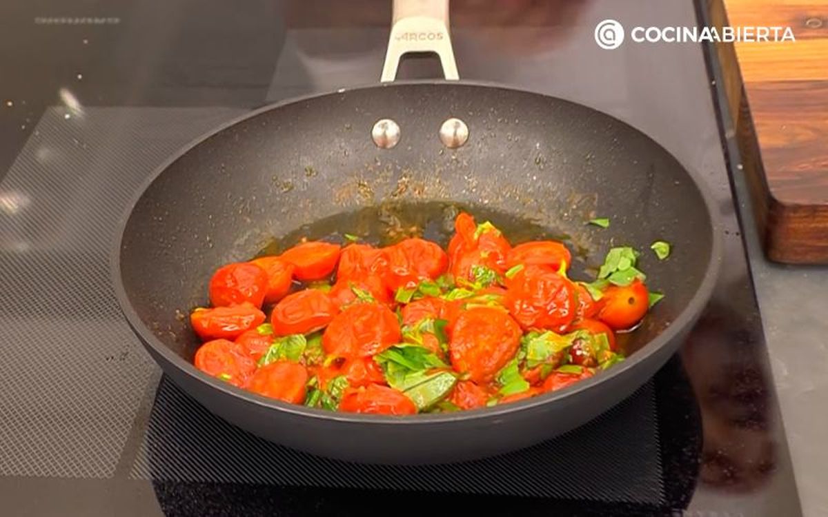 Corta albahaca y saltea con los tomates cherry