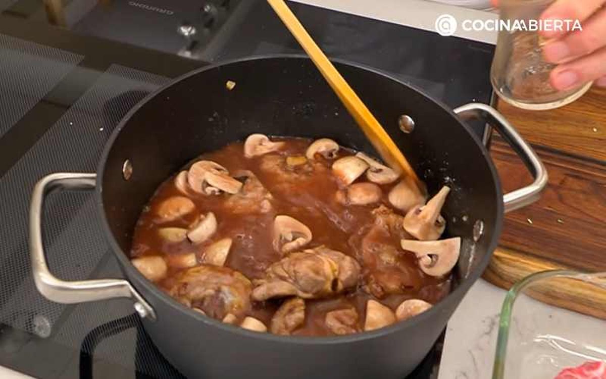 Vierte el caldo y el vino tinto