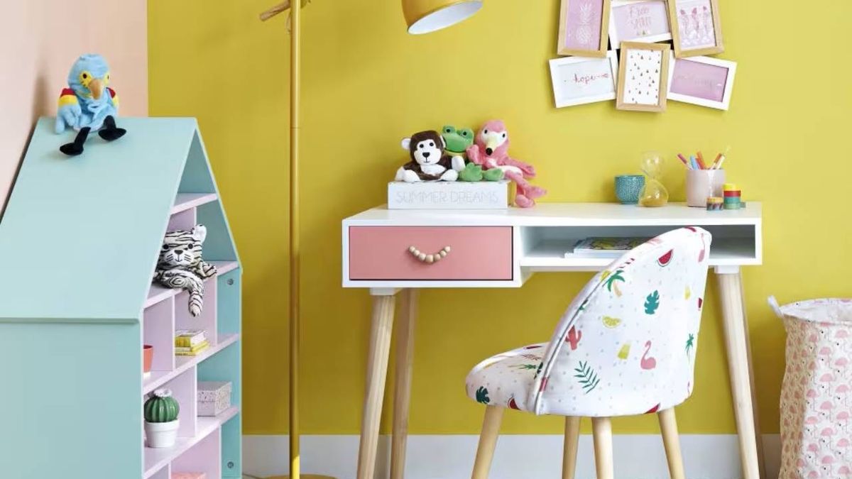 Dormitorio infantil con escritorio blanco con cajones rosas Tropicool.