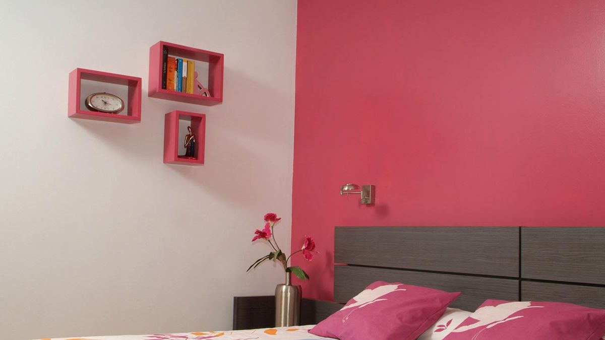 Pintar y colocar estantes de madera