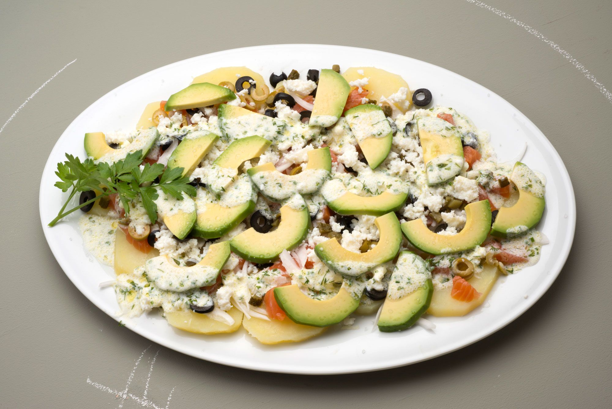 5593 1 Ensalada de patata, aguacate y salmon ahumado (978) editorial xl