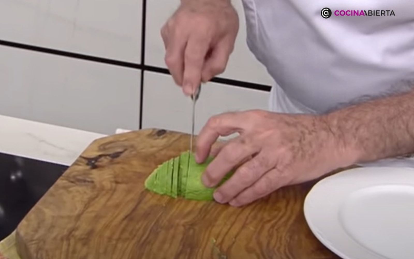 Corta el aguacate en rodajas muy finas para repartir por la ensalada