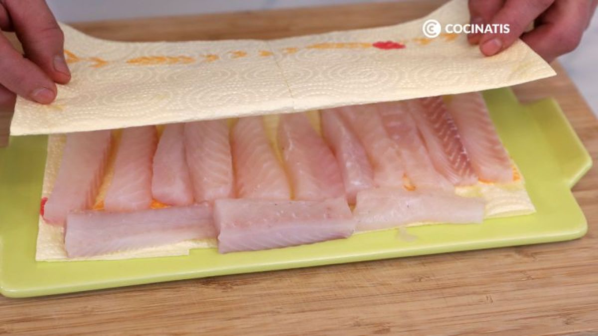 Secamos el pescado con papel absorbente