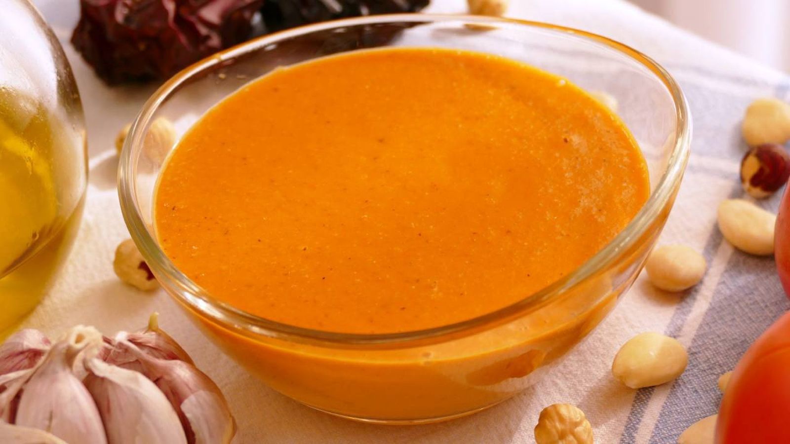 La salsa romesco es una exquisita mezcla de pimientos, almendras y tomate, ideal para acompañar pescados, carnes o verduras a la parrilla