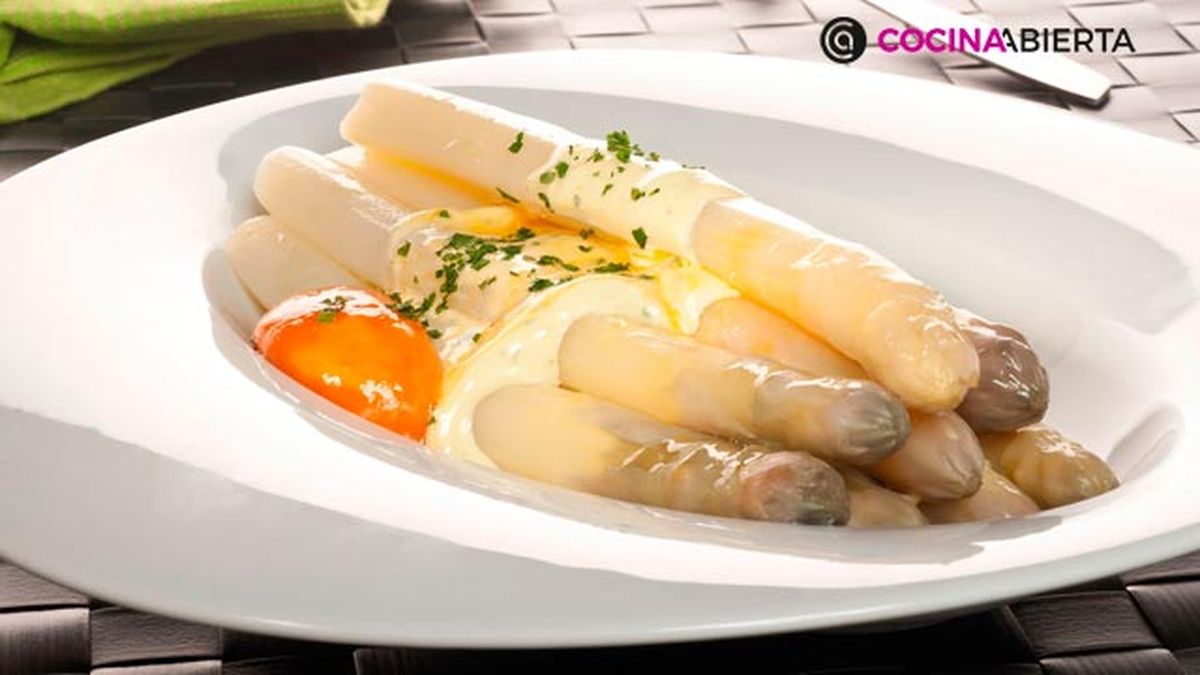 esparragos blancos con agua de chile chipotle y mahonesa de cilantro