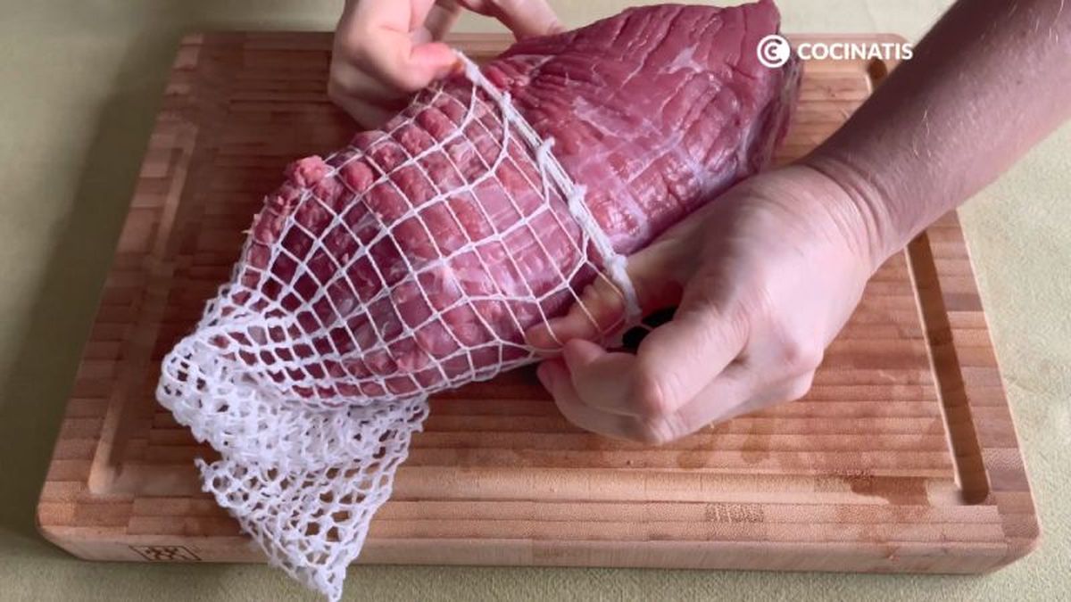 Introducimos el redondo de ternera en una malla