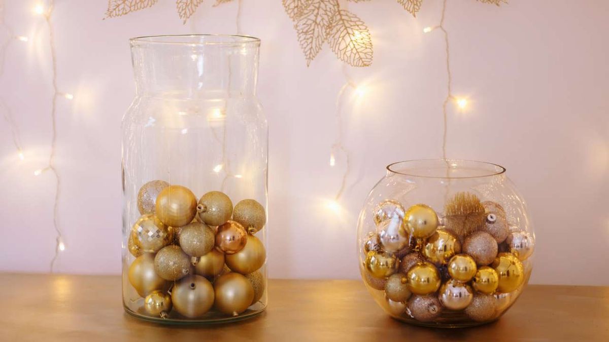 Jarrones de Navidad decorados con bolas doradas.