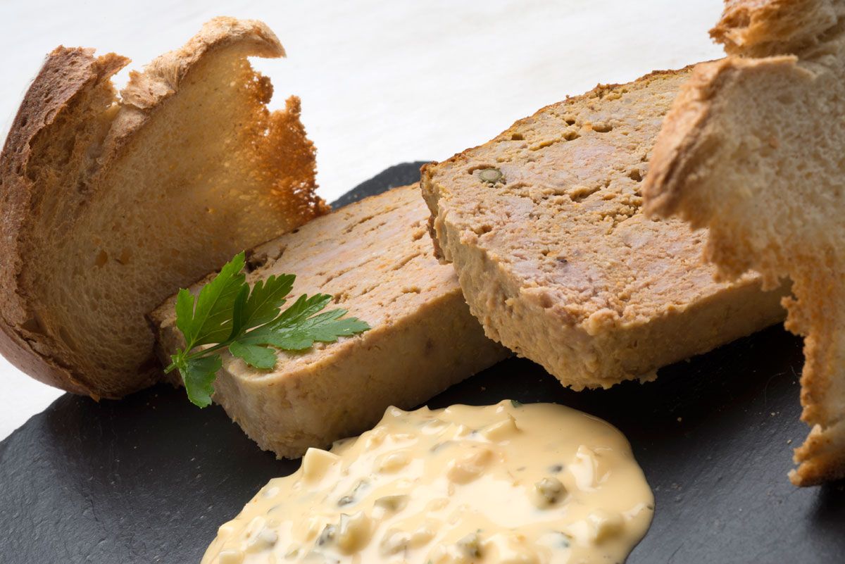 5215 Pudin de carne con salsa tártara (600) xl