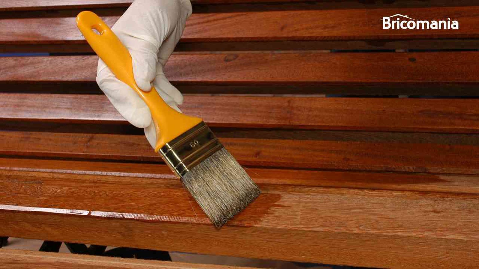 Persona aplicando barniz