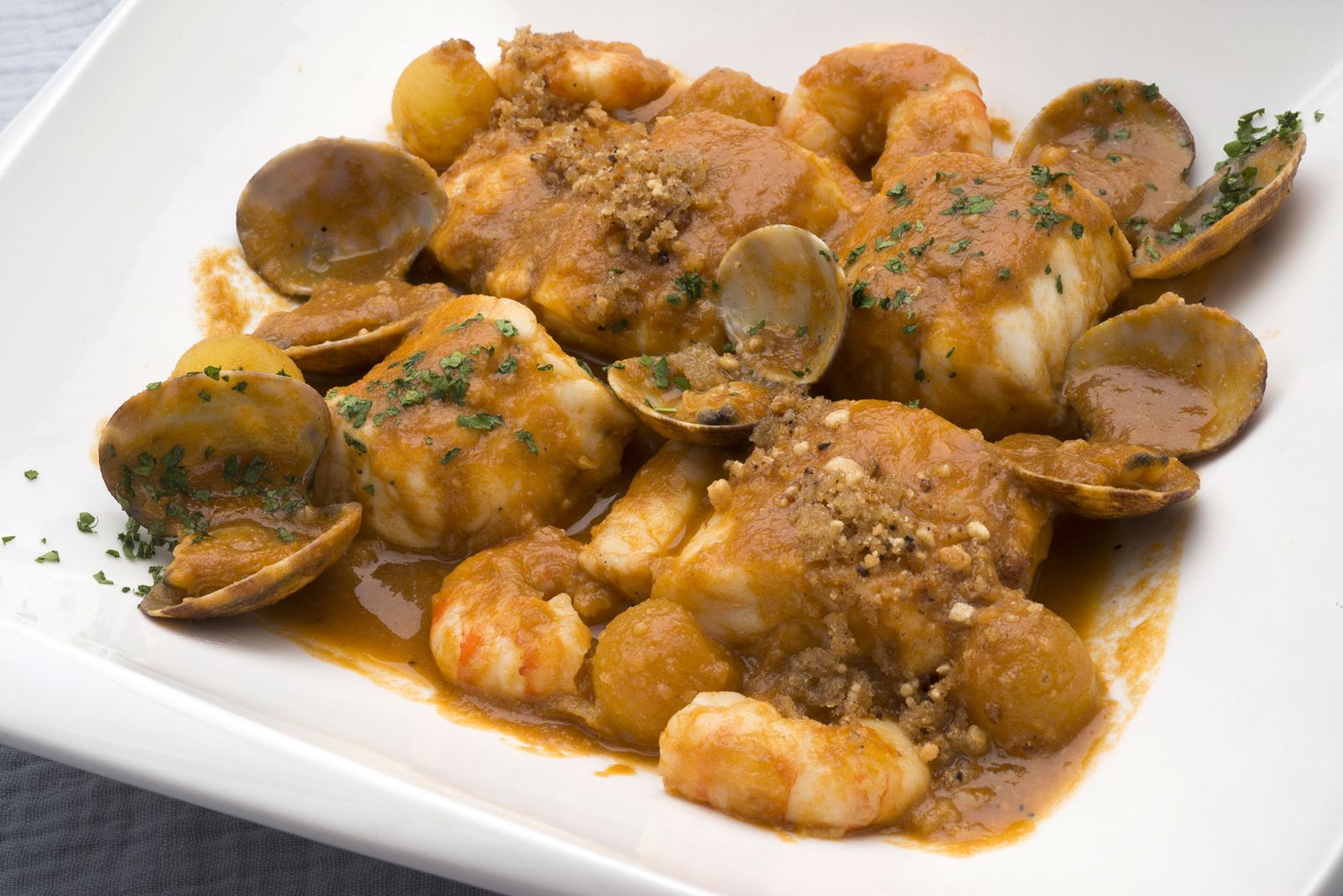 HCTU0357 Cazuela de pescado en salsa xl