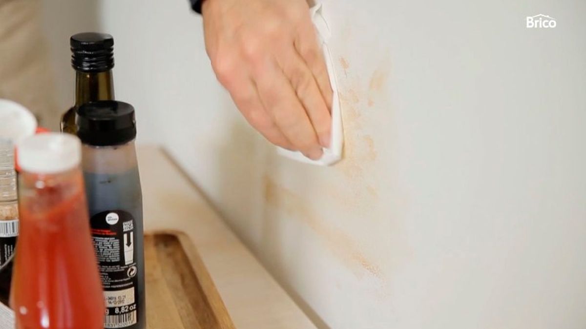 Utilizar una mezcla de vinagre y detergente para limpiar las paredes