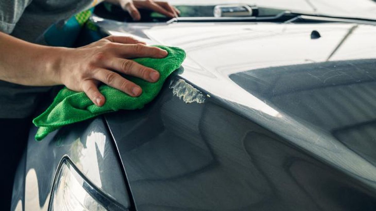 La resina se elimina fácilmente del coche con alcohol y un paño de microfibra