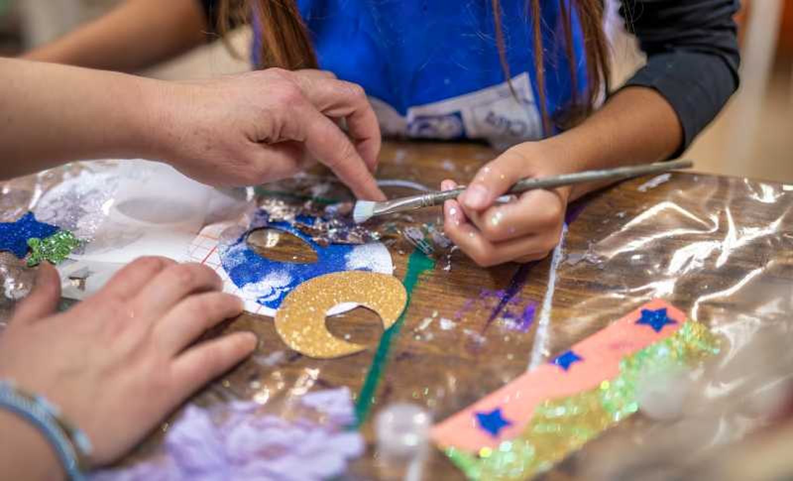 Elaborar máscaras de Carnaval es una actividad creativa.