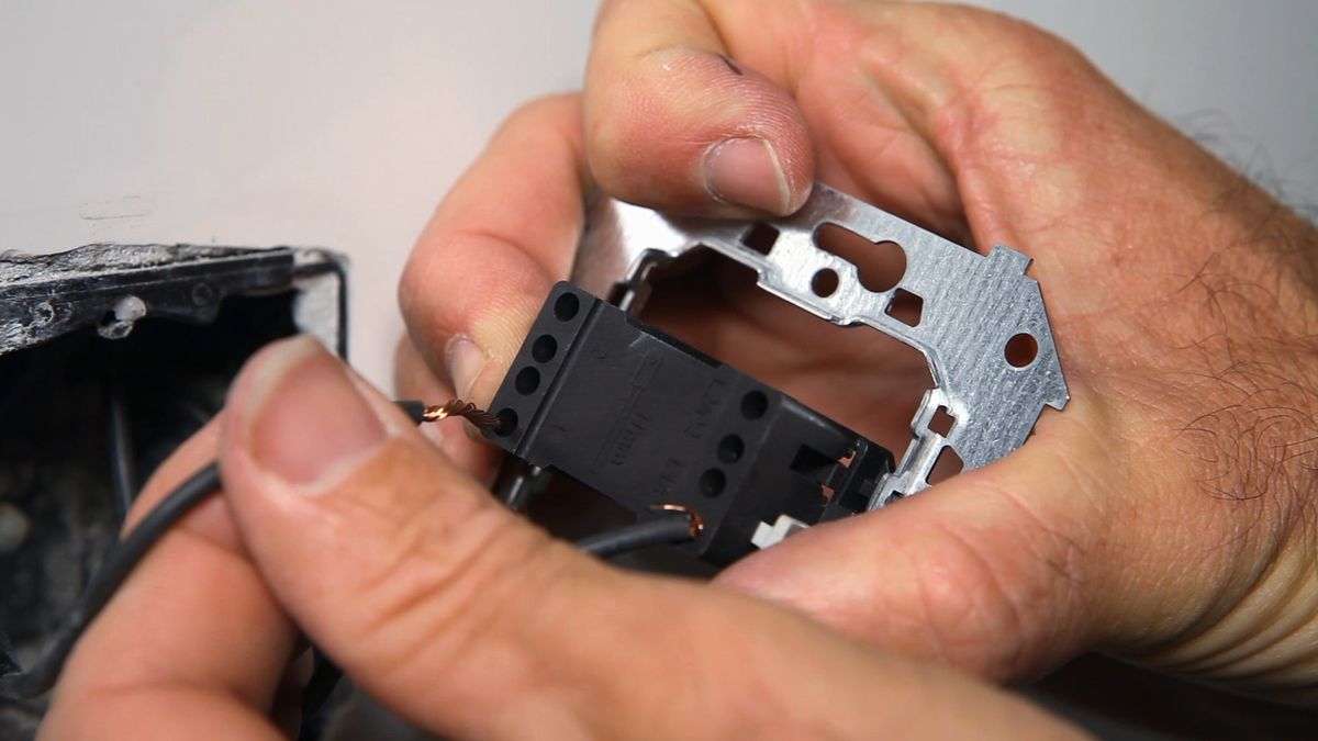 Embellecedores para mecanismos eléctricos paso 4