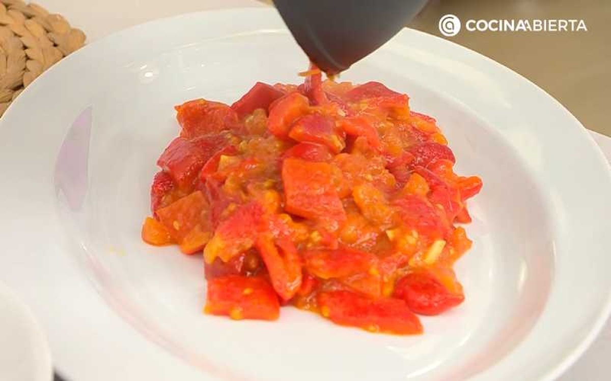 Sirve el asadillo manchego