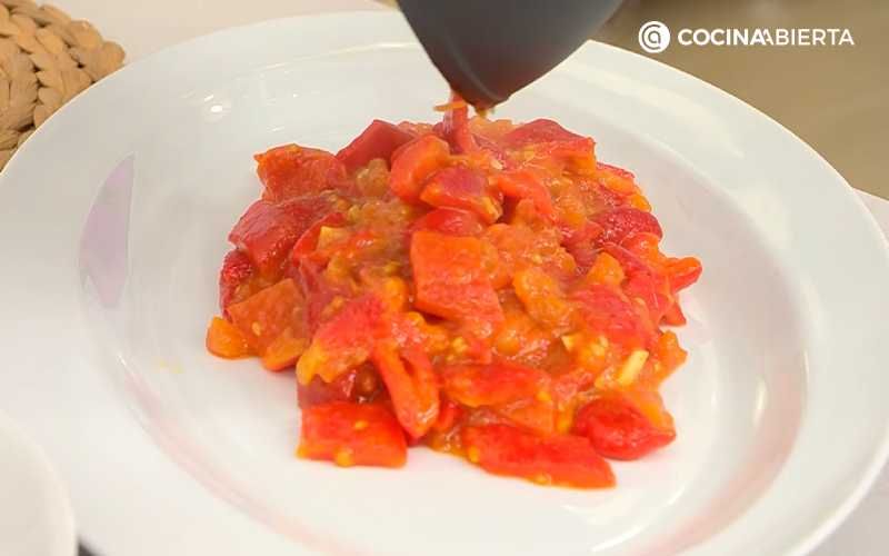 Sirve el asadillo manchego