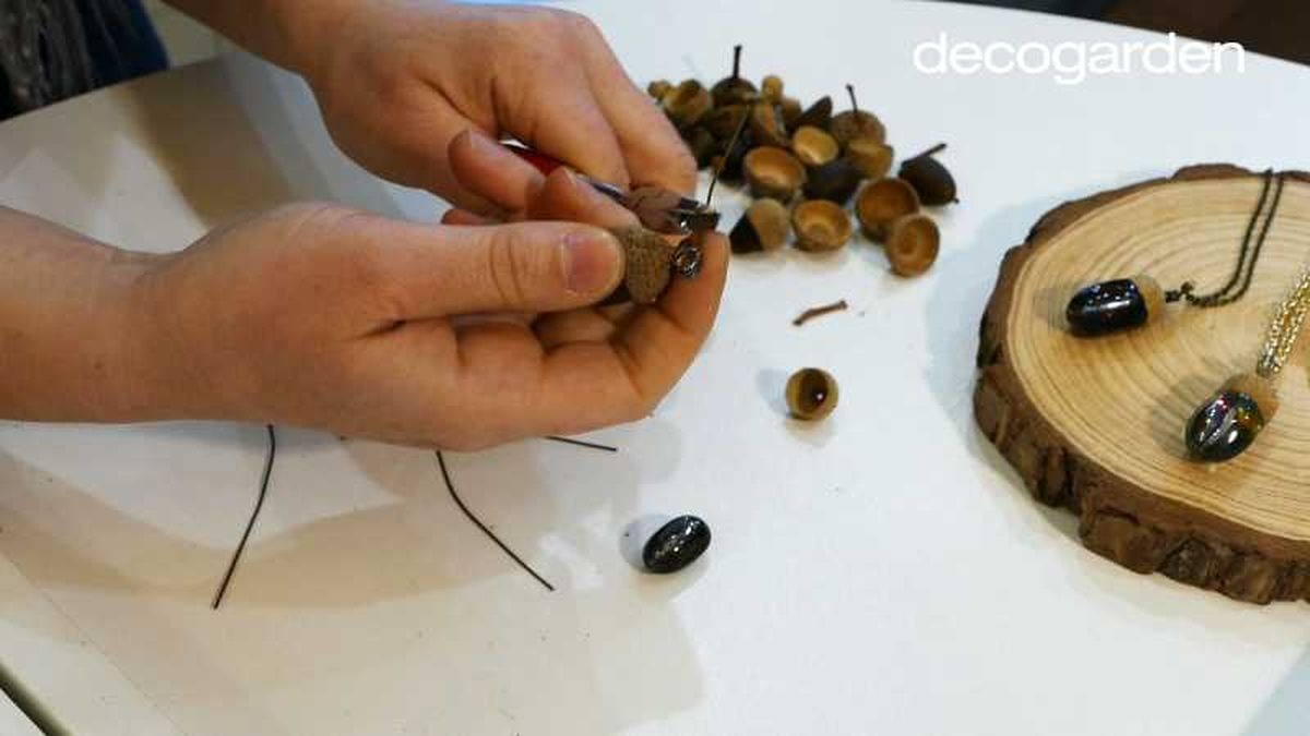 Cuarto paso para hacer un collar de bellotas.