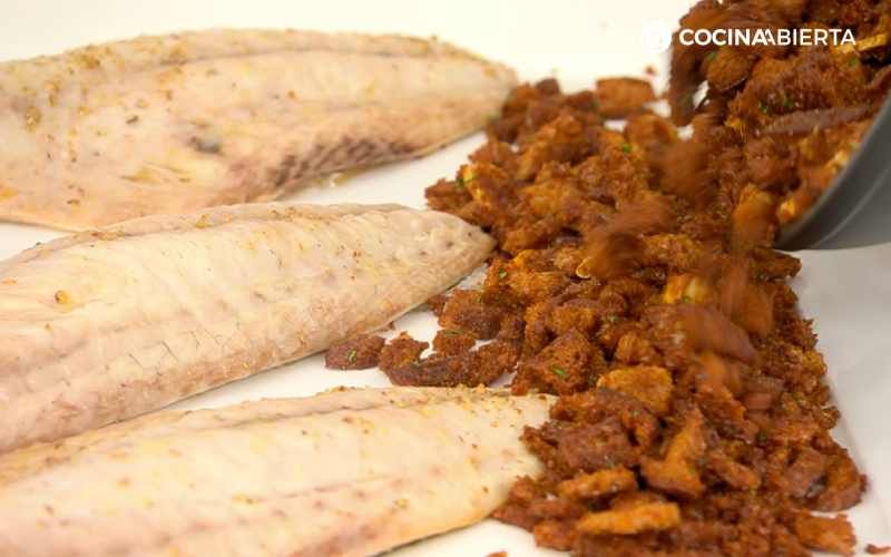 Acompaña el chicharro asado con migas de pan
